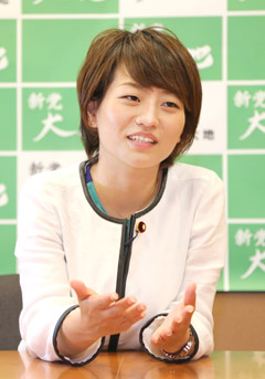 初登院直後の鈴木貴子を直撃 父を超えてみせる 13年 話題の人 財界さっぽろ 初登院直後の鈴木貴子を直撃 父を超えてみせる 13年 話題の人 財界さっぽろ